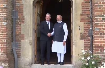 ब्रिटेन में PM मोदी और प्रधानमंत्री स्टार्मर की ऐतिहासिक मुलाकात, चेकर्स में हुआ रणनीतिक संवाद 