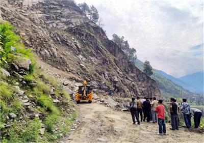 Himachal: चम्बा-चांजू मार्ग पर भयंकर लैंडस्लाइड, दुनिया से 8 घंटे कटा रहा 4 पंचायतों का संपर्क