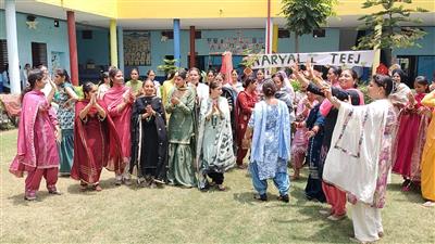 शहीद बाबा दीप सिंह स्कूल में धूमधाम से मनाया गया तीज महोत्सव   