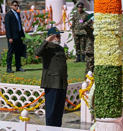 कारगिल विजय दिवस पर राष्ट्रपति मुर्मु, प्रधानमंत्री मोदी और रक्षामंत्री ने वीर जवानों को दी श्रद्धांजलि
