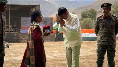 द्रास में केंद्रीय मंत्री मांडविया,थलसेना प्रमुख सहित कई नेताओं ने करगिल शहीदों को दी श्रद्धांजलि
