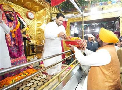 CM भगवंत मान ने पटियाला में श्री काली माता मंदिर में टेका माथा 