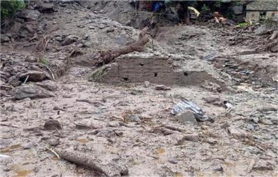 Cloud Burst: भारी बारिश का कहर जारी, फिर फटा बादल, बह गई दुकानें और पुल
