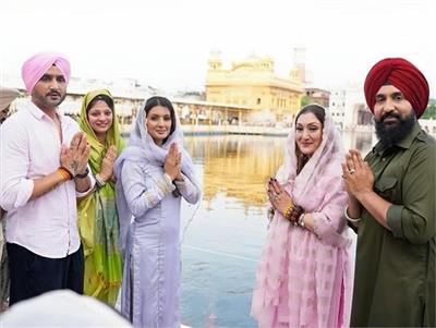 ਪਤੀ ਹਰਭਜਨ ਸਿੰਘ ਅਤੇ ਸਹਿ-ਕਲਾਕਾਰ ਰਾਜ ਕੁੰਦਰਾ ਨਾਲ ਸ੍ਰੀ ਹਰਿਮੰਦਰ ਸਾਹਿਬ ਨਤਮਸਤਕ ਹੋਈ ਗੀਤਾ ਬਸਰਾ