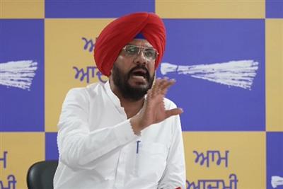 ਪੰਜਾਬੀਆਂ ਦੇ ਰਾਸ਼ਨ ਕਾਰਡ ਕੱਟੇ ਜਾਣ 'ਤੇ ਧਾਲੀਵਾਲ ਦਾ ਵੱਡਾ ਬਿਆਨ, ਸੂਬਾ ਵਾਸੀਆਂ ਨੂੰ ਦਿੱਤੀ ਚਿਤਾਵਨੀ 