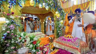 ਪਹਿਲੇ ਪ੍ਰਕਾਸ਼ ਪੁਰਬ ਮੌਕੇ ਸੱਚਖੰਡ ਸ੍ਰੀ ਹਰਿਮੰਦਰ ਸਾਹਿਬ ਵਿਖੇ ਵੱਡੀ ਗਿਣਤੀ ਸੰਗਤਾਂ ਹੋਈਆਂ ਨਤਮਸਤਕ