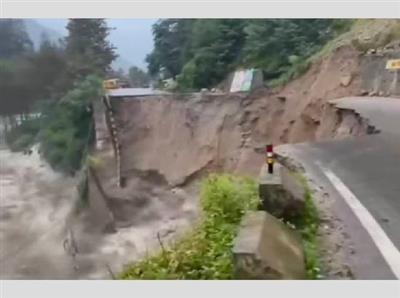 Chandigarh -Manali Leh NH Blocked : चंडीगढ़–लेह हाईवे बंद, मनाली के समीप कई मीटर सड़क ब्यास में बही, हाइवे पर कई जगह भूस्खलन, घंटों जाम में फंसे हजारों वाहन