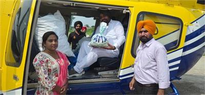 MLA ਗੁਰਦੀਪ ਰੰਧਾਵਾ ਤੇ ਸ਼ਮਸ਼ੇਰ ਸਿੰਘ ਨੇ ਖੁਦ ਹੈਲੀਕਾਪਟਰ ਰਾਹੀਂ ਹੜ੍ਹ ਪ੍ਰਭਾਵਿਤ ਪਿੰਡਾਂ ਤੱਕ ਪਹੁੰਚਾਈ ਰਾਹਤ ਸਮੱਗਰੀ