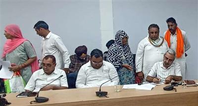 समस्या का प्राथमिकता से हल कर शिकायतकर्ता को भी दें जानकारी : डीआरओ संजय कुमार