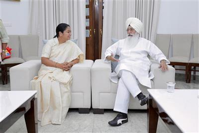डेरा ब्यास प्रमुख बाबा गुरिंदर सिंह ढिल्लों ने दिल्ली CM से की मुलाकात, देखें तस्वीरें