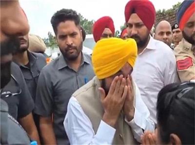 पंजाब में बाढ़ पीड़ितों की हालत देख रो पड़े CM मान , लोगों को दी हिम्मत