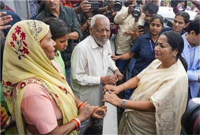 दिल्ली में यमुना का जलस्तर खतरे के निशान को पार करने पर मुख्यमंत्री ने स्थिति का जायजा लिया