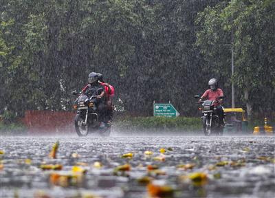 दिल्ली-एनसीआर में हल्की बारिश का पूर्वानुमान, गुजरात में रेड अलर्ट जारी