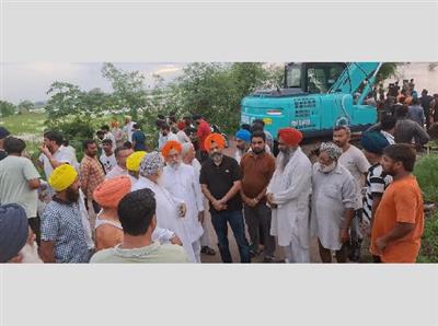 Derabassi के कुछ गांव भी पानी की चपेट में - गुरदर्शन सैनी ने बाढ़ प्रभावित गांवों में पहुंचकर लिया जायजा - हर संभव मदद का दिया भरोसा