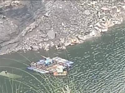 धनबाद में बड़ा हादसा, छह मजदूरों को लेकर जा रही सर्विस वैन 300 फीट गहरी खाई में गिरी