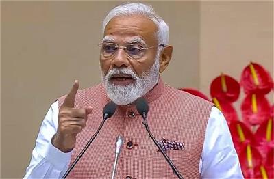PM मोदी संभावित दौरे से पहले राज्यपाल ने शीर्ष अधिकारियों और भाजपा विधायकों के साथ की अहम बैठक