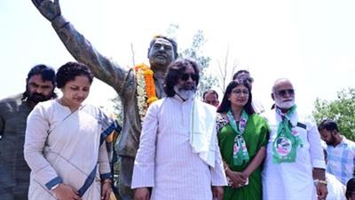 CM हेमंत और कल्पना सोरेन ने स्व0 दुर्गा सोरेन को दी भावपूर्ण श्रद्धांजलि, उनके योगदान को किया याद