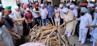 Jalandhar: कंपकपाते हाथों से मोहिंदर के.पी. ने जवान बेटे को दी मुखाग्नि, हर आंख हुई नम