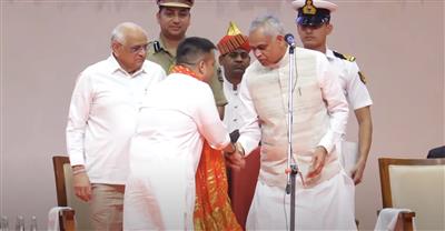 Gujarat Cabinet 2.0: हर्ष संघवी ने ली Deputy CM के लिए शपथ, रिवाबा जडेजा समेत 19 नए चेहरे हुए कैबिनेट में शामिल, देखें तस्वीरें