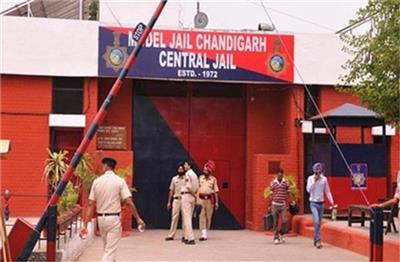 निलंबित DIG भुल्लर को मिलने बुड़ैल जेल पहुंचे पिता, हुए भावुक