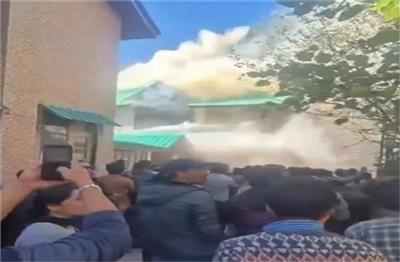 मनाली में बड़ा हादसा: धू-धू कर जला कॉटेज, पर्यटकों में मची अफरा-तफरी