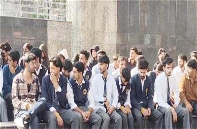 Hamirpur: टैक्नीकल यूनिवर्सिटी के बाहर प्रदेशभर से आए 700 विद्यार्थियों ने दिया धरना