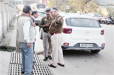 Hamirpur: नादौन में फुटपाथ पर खड़े 18 वाहनों के काटे चालान