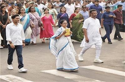 SIR विरोध के बावजूद CM ममता ने खुद लिया मतदाता फॉर्म, क्या होगा TMC का अगला कदम?