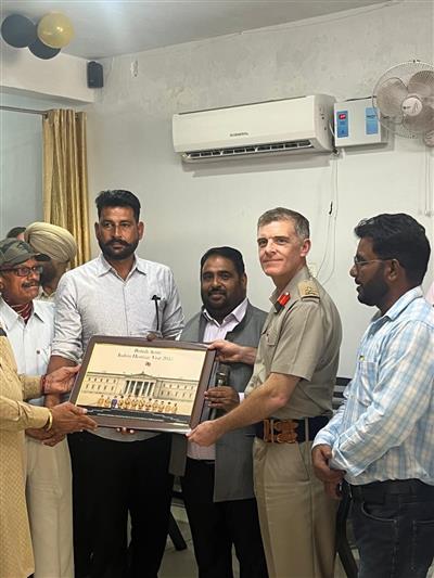 ब्रिटिश सेना अधिकारियों द्वारा नायक ज्ञान सिंह के परिवार के सदस्यों का सम्मान