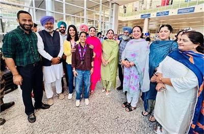 विश्व कप विजेता पंजाबी बेटियों का मोहाली पहुंचने पर पंजाब सरकार ने किया शानदार स्वागत