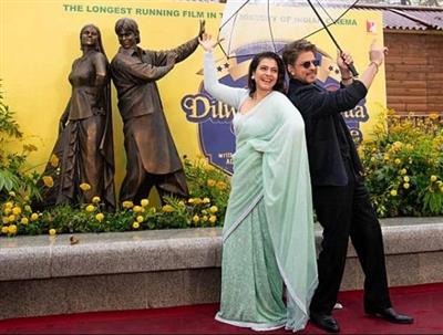 लंदन के ‘सीन्स इन द स्क्वायर’ में शाहरुख-काजोल का स्टैच्यू, 'सिमरन' संग पोज देते दिखे 'राज'