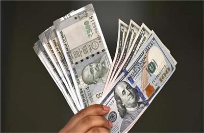 Fall in Rupee: डॉलर के मुकाबले रुपया कमजोर, फिर 90 के पार