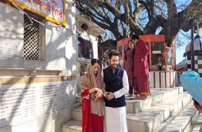 'Dhurandhar' की सफलता के बाद श्री नयनादेवी मंदिर में पत्नी यामी गौतम संग पहुंचे डायरेक्टर आदित्य धर