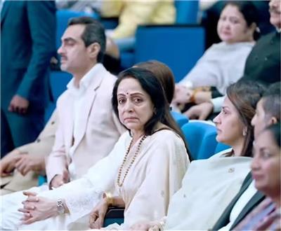 Dharmendra Prayer Meet: आंखों में सूनापन और आंसू लिए अपने धर्मेंद्र की तस्वीर को निहारती दिखीं हेमा मालिनी, देखें भावुक करने वाली तस्वीरें