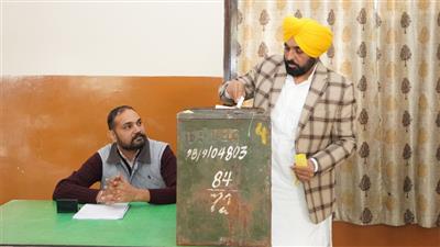 ਮੁੱਖ ਮੰਤਰੀ ਭਗਵੰਤ ਮਾਨ ਨੇ ਪਿੰਡ ਮੰਗਵਾਲ 'ਚ ਪਤਨੀ ਸਣੇ ਪਾਈ ਵੋਟ