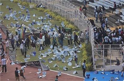 बोतलें फेंकी, पोस्टर फाड़े... कोलकाता में बेकाबू हुए मेसी के फैंस, टिकट लेकर भी नहीं मिली झलक—क्यों मचा बवाल?