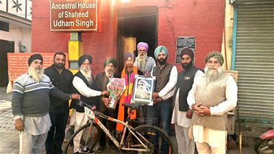 ਕੈਂਸਰ ਮੁਕਤ ਭਾਰਤ ਅਭਿਆਨ ਚਲਾਉਣ ਵਾਲੇ ਸਮਾਜ ਸੇਵੀ ਸਾਈਕਲਿਸਟ ਮਨਮੋਹਨ ਸਿੰਘ ਦਾ ਸਨਮਾਨ