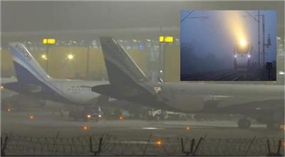 Zero Visibility: घने कोहरे ने रोकी रफ्तार! दिल्ली में 100 उड़ानें कैंसिल, 300 ट्रेनें कई घंटों लेट, सांस लेना भी हुआ मुश्किल