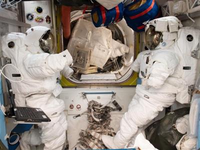 स्पेससूट : स्पेस में एस्ट्रोनॉट्स की जान बचाने वाला 'छोटा अंतरिक्ष यान', जानें खासियत