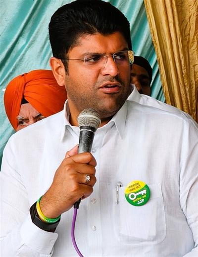 3 सरकारी विमानों के बावजूद आजकल निजी हेलिकॉप्टर से क्यों उड़ रहे हैं मुख्यमंत्रीः दुष्यंत चौटाला