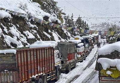 ਹਿਮਾਚਲ-ਕਸ਼ਮੀਰ ਦੀਆਂ ਉੱਚੀਆਂ ਪਹਾੜੀਆਂ ’ਤੇ ਬਰਫ਼ਬਾਰੀ, ਤਾਪਮਾਨ 'ਚ ਭਾਰੀ ਗਿਰਾਵਟ