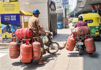 देश में घरेलू LPG सिलेंडर की डिलीवरी सामान्य, ऑनलाइन बुकिंग लगभग 98 प्रतिशत तक बढ़ी