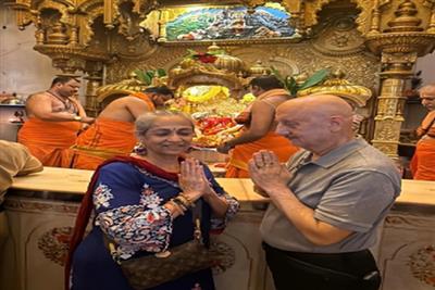 प्ले से पहले गणपति बप्पा को अनुपम खेर ने सुनाई स्क्रिप्ट, मांगा बहुत सारा आशीर्वाद