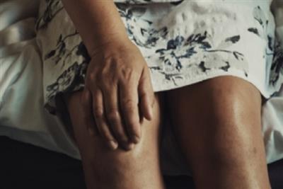 घुटनों में दर्द और आती हुई आवाज गंभीर बीमारी की संकेत, इस तरह रखें ख्याल