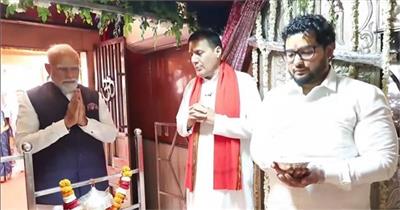 PM ਮੋਦੀ ਨੇ ਮਾਂ ਡਾਟ ਕਾਲੀ ਦੇ ਚਰਨਾਂ 'ਚ ਟੇਕਿਆ ਮੱਥਾ, ਦੇਸ਼ ਦੀ ਸੁਖ-ਸ਼ਾਂਤੀ ਲਈ ਕੀਤੀ ਅਰਦਾਸ