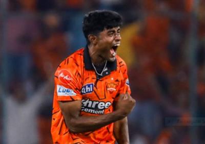 साकिब हुसैन : गहने बेचकर मां ने दिलाए जूते, डेब्यू मैच में गेंदबाजी से छाया 'बिहार का लाल'