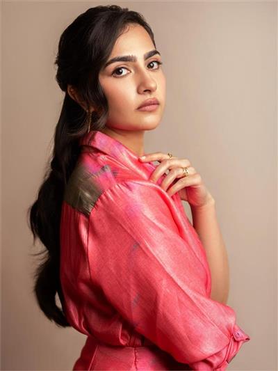 ਰੁਕਮਣੀ ਵਸੰਤ ਨੇ ਵੈਨਿਟੀ ਪੋਸਟ ਨੇ ਫਿਲਮੀ ਗਲਿਆਰਿਆਂ 'ਚ ਮਚਾਈ ਹਲਚਲ