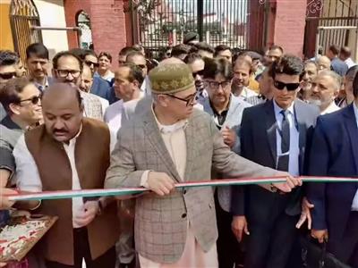 ''ਸਨਮਾਨ ਨਾਲ ਰੱਖ ਦਿਓ...'', CM ਅਬਦੁੱਲਾ ਨੇ ਤਿਰੰਗੇ ਵਾਲਾ ਰਿਬਨ ਕੱਟਣ ਤੋਂ ਕਰ'ਤਾ ਇਨਕਾਰ