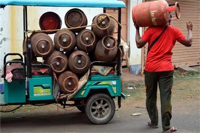 LPG ਦੀ ਕਾਲਾਬਾਜ਼ਾਰੀ 'ਤੇ ਦਿੱਲੀ ਸਰਕਾਰ ਸਖ਼ਤ ! 550 ਥਾਵਾਂ 'ਤੇ ਛਾਪੇਮਾਰੀ, 2000 ਤੋਂ ਵੱਧ ਸਿਲੰਡਰ ਜ਼ਬਤ