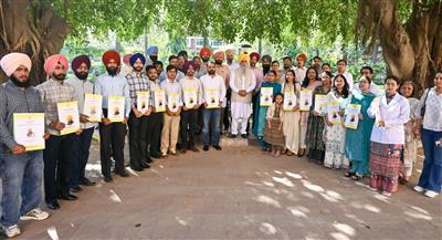 ਗੁਰਮੀਤ ਖੁੱਡੀਆਂ ਨੇ ਵੈਟਰਨਰੀ ਅਫ਼ਸਰਾਂ, ਇੰਸਪੈਕਟਰਾਂ ਅਤੇ ਡੇਅਰੀ ਵਿਕਾਸ ਇੰਸਪੈਕਟਰਾਂ ਨੂੰ ਨਿਯੁਕਤੀ ਪੱਤਰ ਸੌਂਪੇ